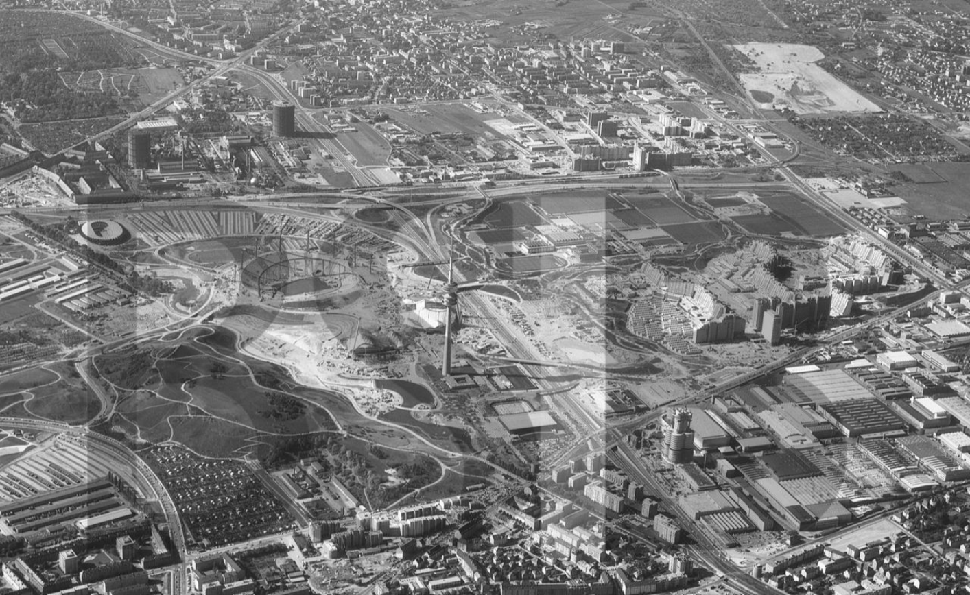 Luftbild Gelände WNW, Dorf bereits sehr gut sichtbar, Stadion fortgeschritten