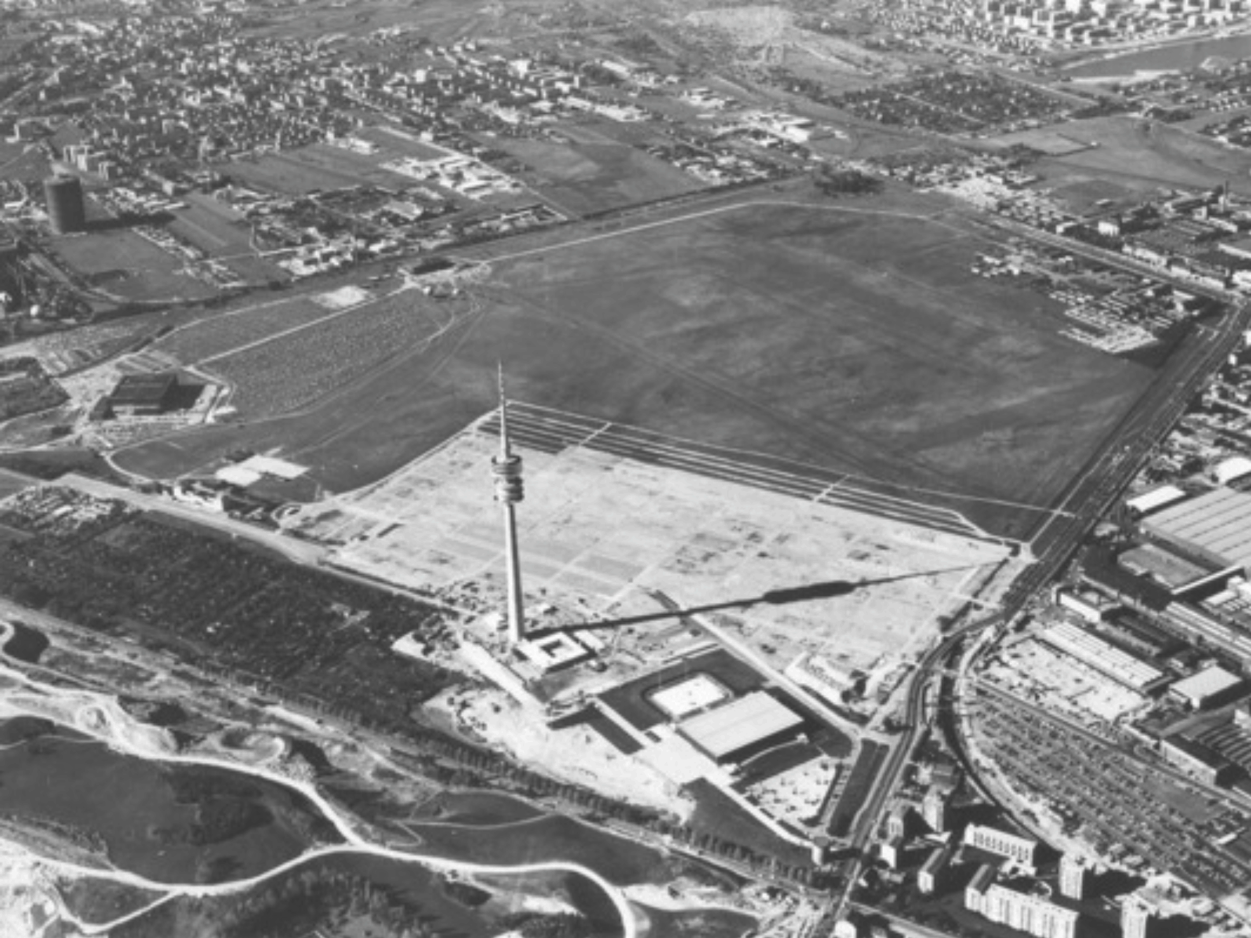 1967: Luftbild mit fertiggestelltem Turm|600