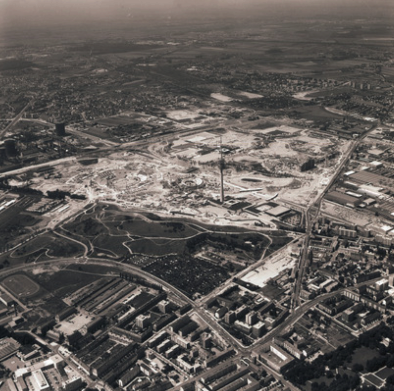 1970: Luftbild, Stadion deutlich sichtbar|600