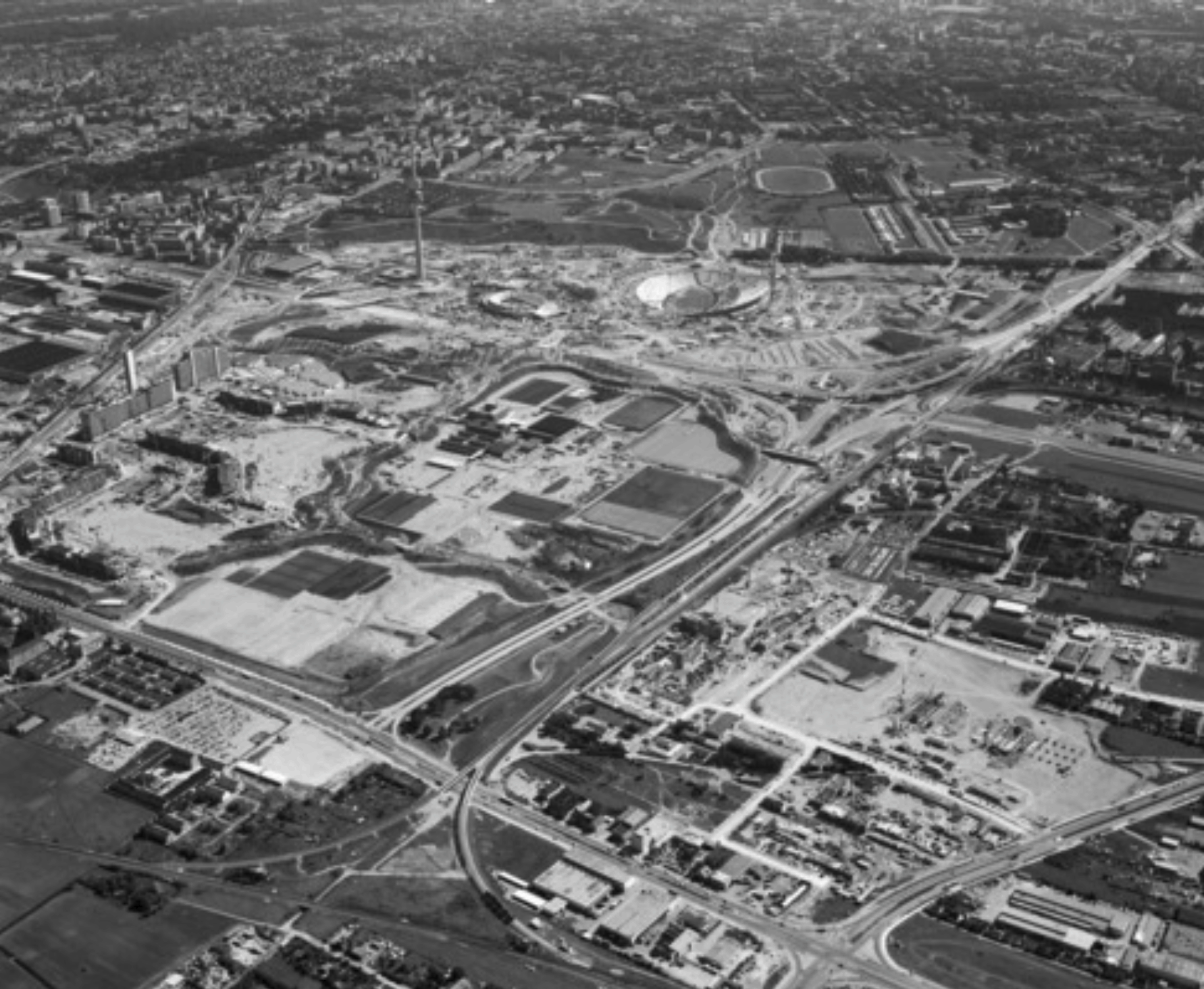 1970: Luftbild Gelände SÖ, alle Anlagen bereits sehr gut sichtbar|600